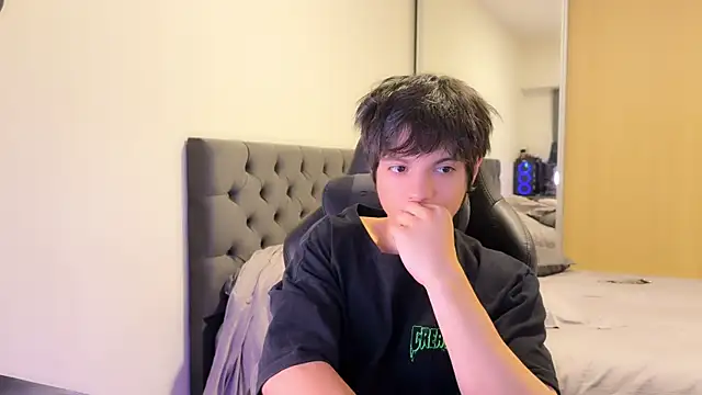 Snapshot of SasukeUhchiaa chatting on 03-19-25, 12:37 SasukeUhchiaa online show from 03-19-25, 12:37