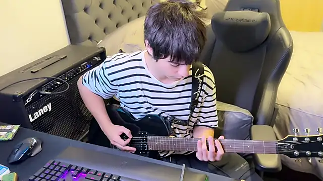 Snapshot of SasukeUhchiaa chatting on 03-08-25, 04:50 SasukeUhchiaa online show from 03-08-25, 04:50