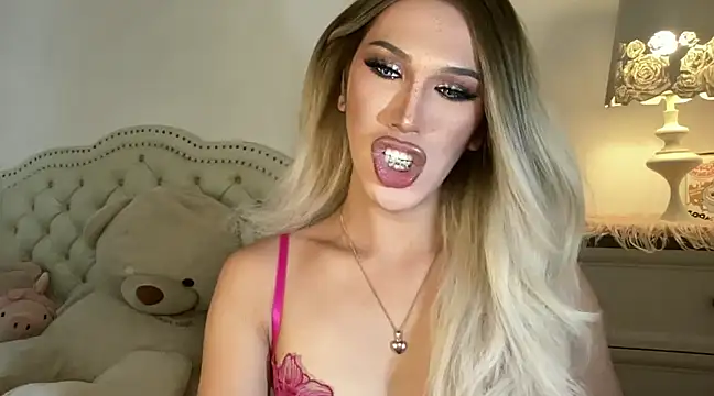 Snapshot of Ts_glamxxxx chatting on 02-26-25, 04:41 Ts glamxxxx online show from 02-26-25, 04:41