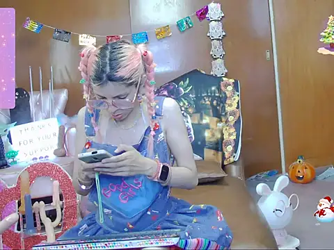 Skinygirl online show from 10-28-25, 11:03