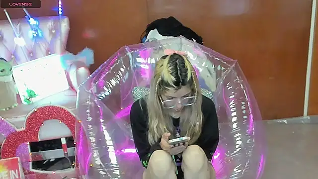 Snapshot of Skinygirl chatting on 02-13-26, 09:15 Skinygirl online show from 02-13-26, 09:15