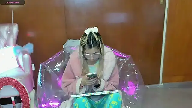 Skinygirl online show from 03-17-26, 12:13