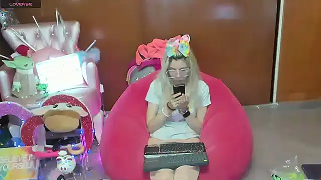 Skinygirl online show from 07-09-26, 12:11
