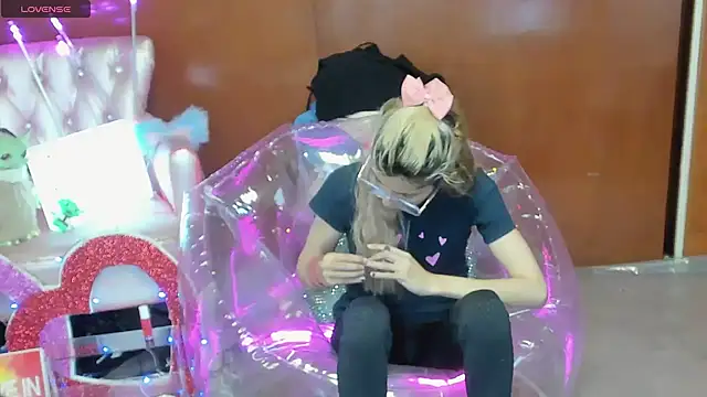 Snapshot of Skinygirl chatting on 02-12-26, 11:37 Skinygirl online show from 02-12-26, 11:37