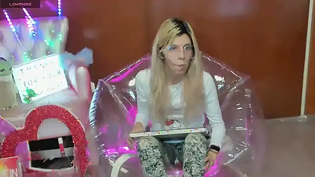 Snapshot of Skinygirl chatting on 02-26-26, 10:21 Skinygirl online show from 02-26-26, 10:21