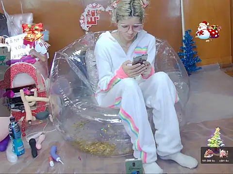 Skinygirl online show from 12-14-25, 05:18