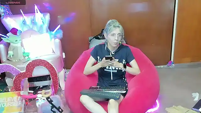 Skinygirl online show from 05-14-26, 01:57