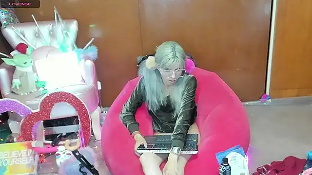 Skinygirl online show from 05-15-26, 11:36
