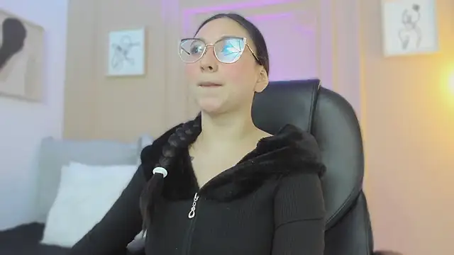 Snapshot of lucy_neil chatting on 02-12-26, 02:33 lucy neil online show from 02-12-26, 02:33