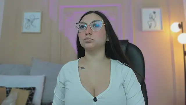 Snapshot of lucy_neil chatting on 03-26-26, 02:32 lucy neil online show from 03-26-26, 02:32