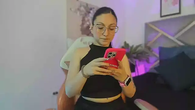 lucy neil online show from 10-23-25, 02:32