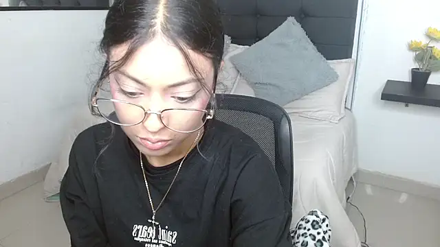 vaness weet online show from 11-15-25, 07:40