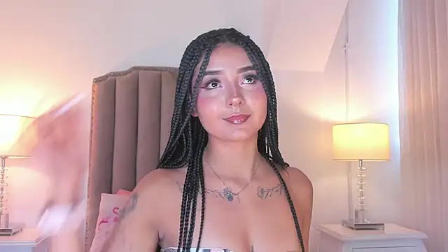 Snapshot of Emma_Torres__ chatting on 06-18-26, 12:32 Emma Torres online show from 06-18-26, 12:32