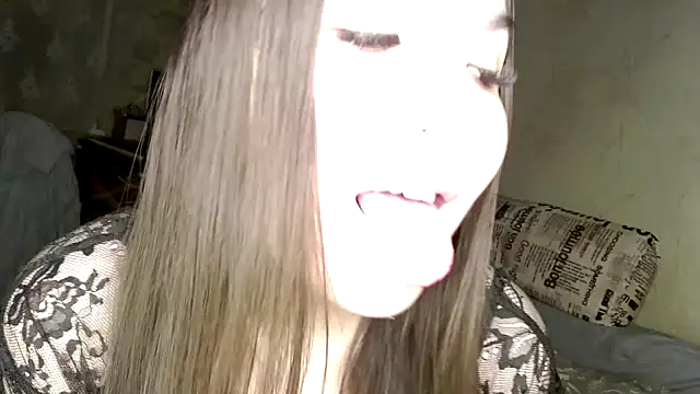 Snapshot of Var_Kiss chatting on 03-08-25, 03:24 Var Kiss online show from 03-08-25, 03:24