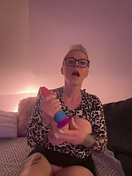 Snapshot of German_Milf chatting on 03-10-25, 06:23 German Milf online show from 03-10-25, 06:23