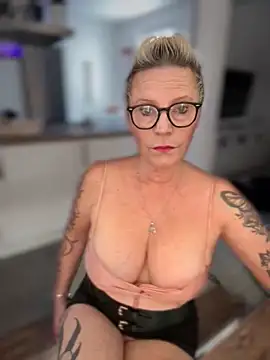 Snapshot of German_Milf chatting on 10-18-25, 01:02 German Milf online show from 10-18-25, 01:02