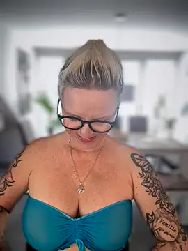 Snapshot of German_Milf chatting on 10-15-25, 12:57 German Milf online show from 10-15-25, 12:57