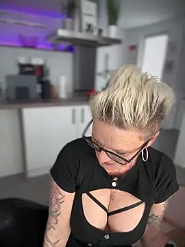 Snapshot of German_Milf chatting on 02-25-25, 01:32 German Milf online show from 02-25-25, 01:32
