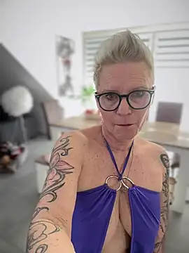 Snapshot of German_Milf chatting on 03-03-25, 01:45 German Milf online show from 03-03-25, 01:45