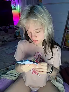 Snapshot of Cutiepiespanks chatting on 04-25-26, 12:35 Cutiepiespanks online show from 04-25-26, 12:35