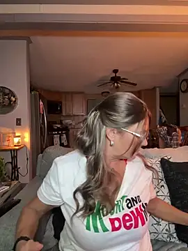 Snapshot of cowgirlc chatting on 10-01-25, 02:38 cowgirlc online show from 10-01-25, 02:38