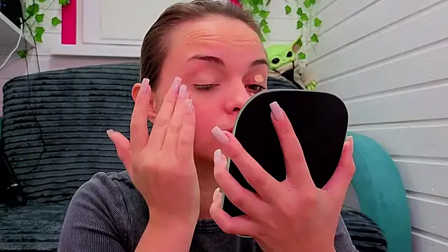 Misss Vikk online show from 11-28-25, 06:02