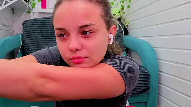 Misss Vikk online show from 11-29-25, 06:13