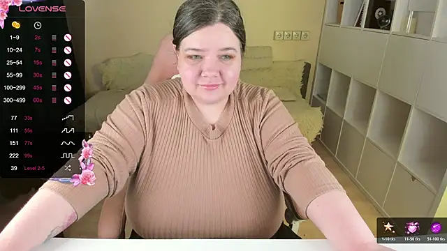 Snapshot of PlumPie chatting on 10-19-25, 01:14 PlumPie online show from 10-19-25, 01:14