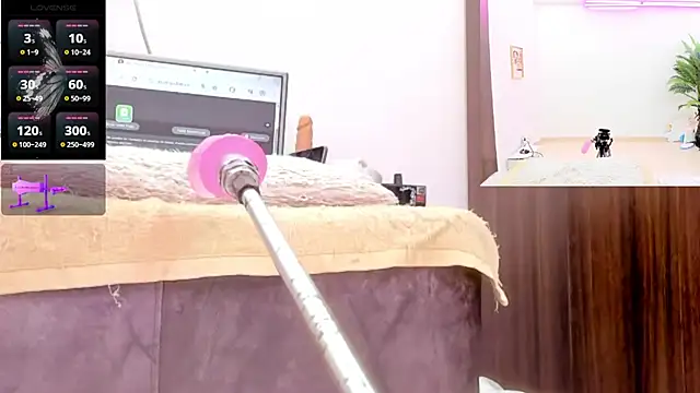 Paulina Davis  online show from 04-12-26, 09:51