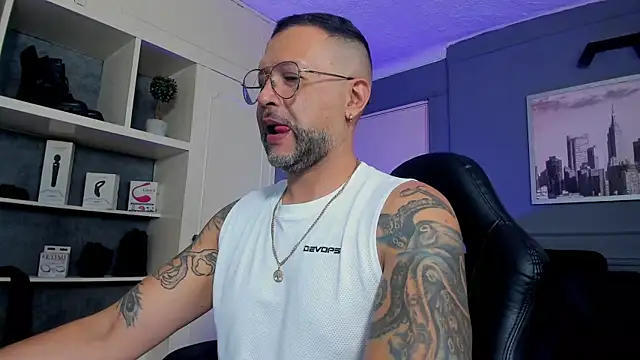 Snapshot of MrFrank_tattoo chatting on 10-04-25, 05:25 MrFrank tattoo online show from 10-04-25, 05:25