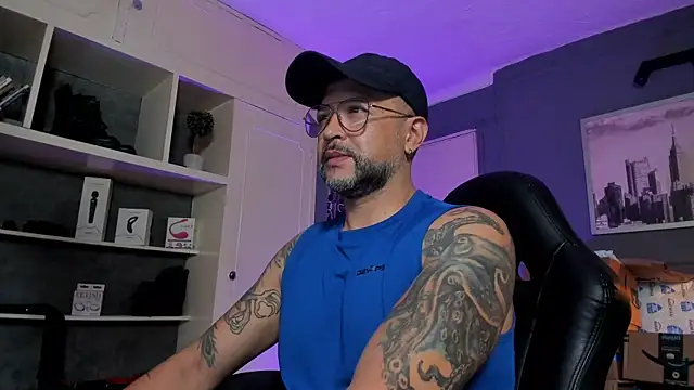 Snapshot of MrFrank_tattoo chatting on 10-18-25, 01:18 MrFrank tattoo online show from 10-18-25, 01:18