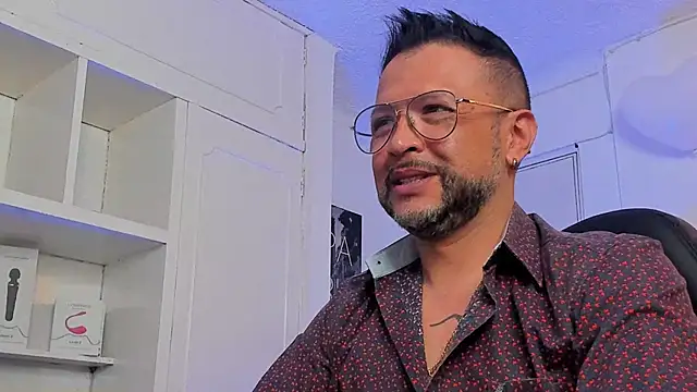 Snapshot of MrFrank_tattoo chatting on 02-14-25, 04:41 MrFrank tattoo online show from 02-14-25, 04:41