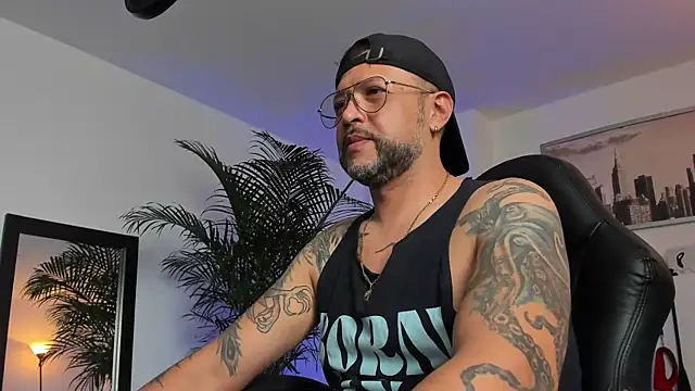 Snapshot of MrFrank_tattoo chatting on 01-29-25, 07:22 MrFrank tattoo online show from 01-29-25, 07:22