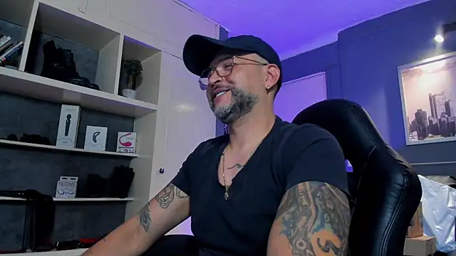 Snapshot of MrFrank_tattoo chatting on 09-11-25, 01:05 MrFrank tattoo online show from 09-11-25, 01:05