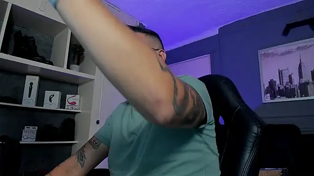 Snapshot of MrFrank_tattoo chatting on 09-23-25, 01:01 MrFrank tattoo online show from 09-23-25, 01:01