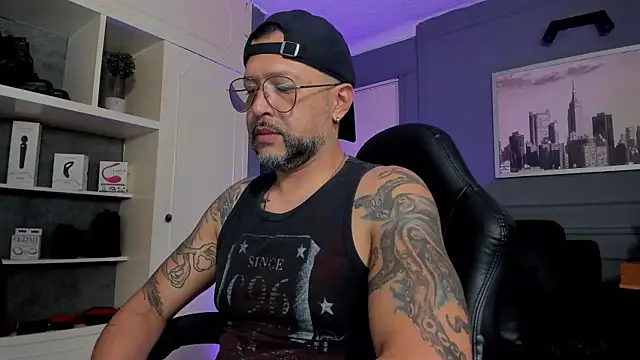 Snapshot of MrFrank_tattoo chatting on 09-26-25, 11:33 MrFrank tattoo online show from 09-26-25, 11:33