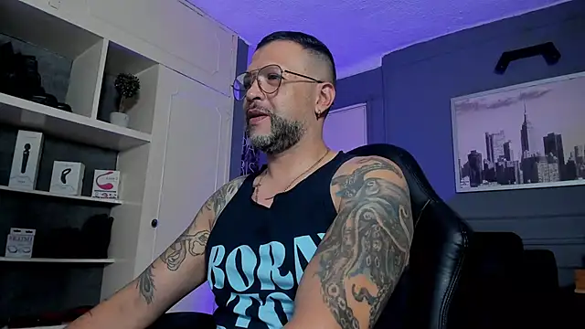 Snapshot of MrFrank_tattoo chatting on 10-10-25, 12:00 MrFrank tattoo online show from 10-10-25, 12:00