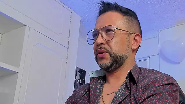 Snapshot of MrFrank_tattoo chatting on 02-14-25, 10:47 MrFrank tattoo online show from 02-14-25, 10:47