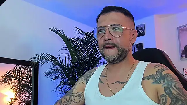 Snapshot of MrFrank_tattoo chatting on 01-21-25, 12:25 MrFrank tattoo online show from 01-21-25, 12:25