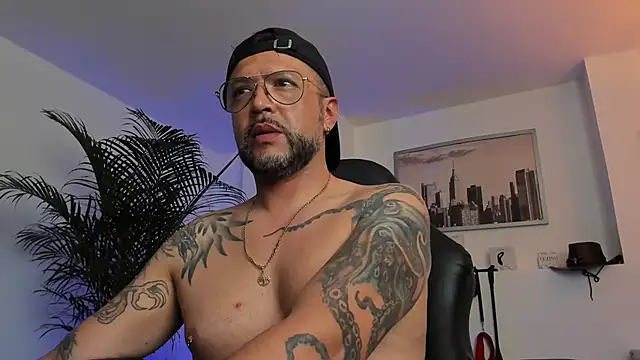 Snapshot of MrFrank_tattoo chatting on 01-29-25, 10:32 MrFrank tattoo online show from 01-29-25, 10:32