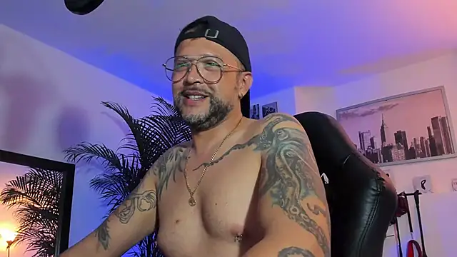 Snapshot of MrFrank_tattoo chatting on 01-30-25, 01:33 MrFrank tattoo online show from 01-30-25, 01:33