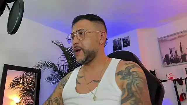 Snapshot of MrFrank_tattoo chatting on 01-21-25, 03:26 MrFrank tattoo online show from 01-21-25, 03:26