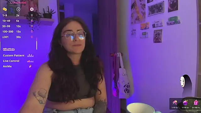 Snapshot of linda_giggle chatting on 06-18-26, 01:04 linda giggle online show from 06-18-26, 01:04
