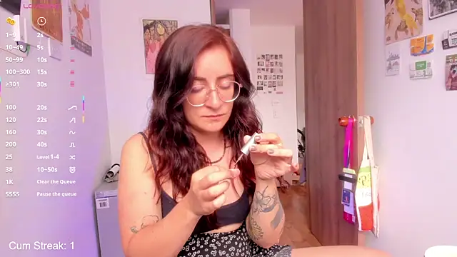 Snapshot of linda_giggle chatting on 05-05-26, 02:42 linda giggle online show from 05-05-26, 02:42