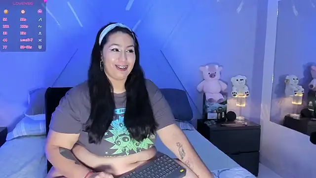 Snapshot of emmajohnss chatting on 06-24-26, 04:00 emmajohnss online show from 06-24-26, 04:00