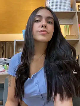 Snapshot of DaphneUwu chatting on 10-23-25, 03:05 DaphneUwu online show from 10-23-25, 03:05
