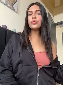 Snapshot of DaphneUwu chatting on 12-23-24, 03:00 DaphneUwu online show from 12-23-24, 03:00