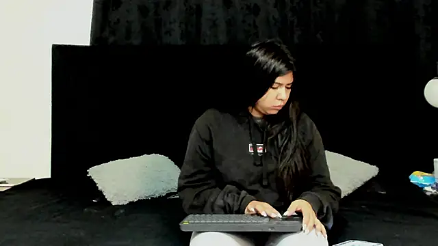 lissandthor13 online show from 12-19-25, 10:17