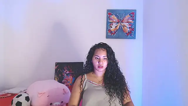 Snapshot of luciana_keating chatting on 10-19-25, 04:26 luciana keating online show from 10-19-25, 04:26