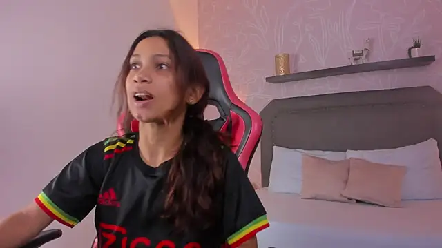 cora 22 online show from 10-25-25, 12:39